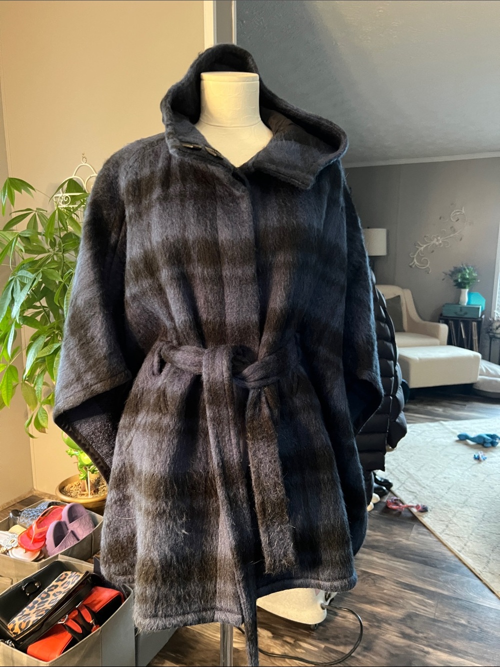 Coach acrylic wool, alpaca cape